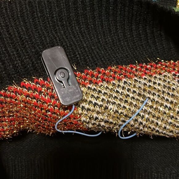 CHRISTMAS SWEATER SIZE MEDIUM - Picture 6 of 6